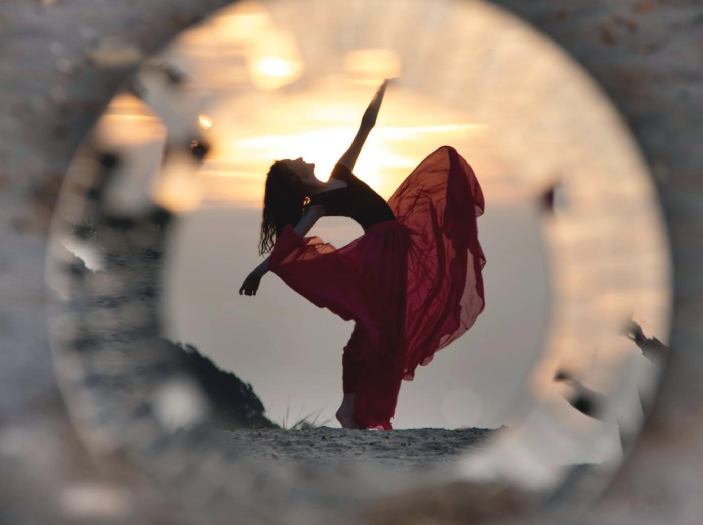 Danzatori in movimento durante una lezione di espressione corporea